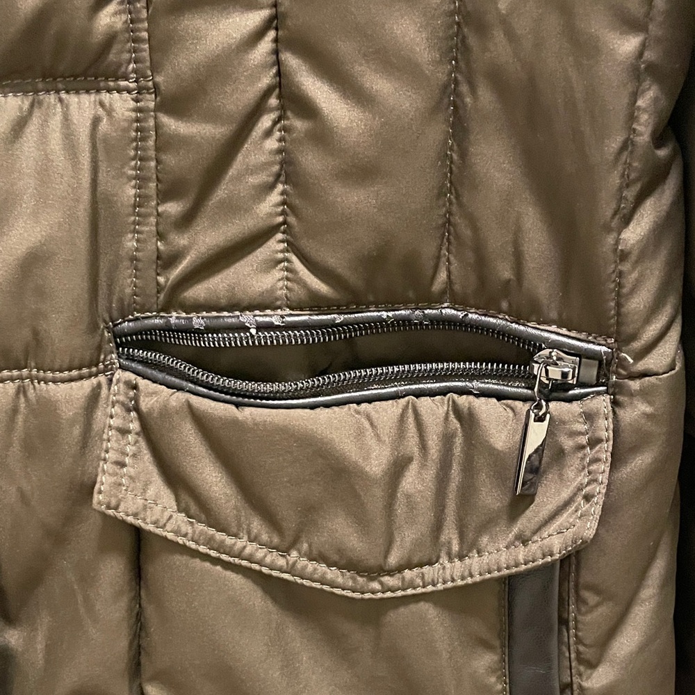 Women's Puffer Coat with Faux Fur Trim. - Picture 3 of 6